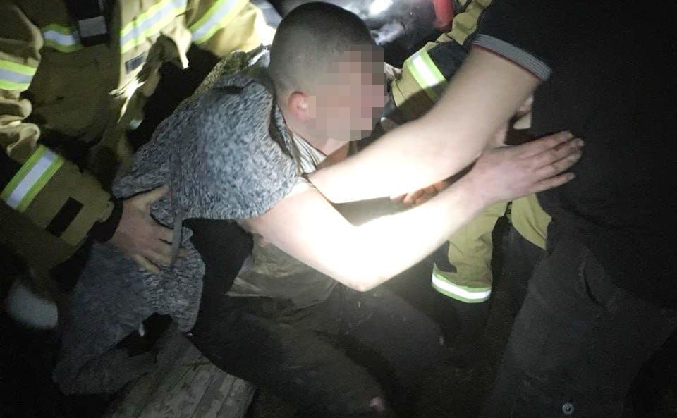 На Київщині людину затягнуло у багнюку