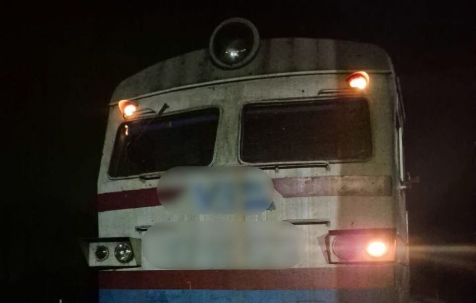 На Київщині уразило струмом 13-річного хлопця, який катався на даху електрички