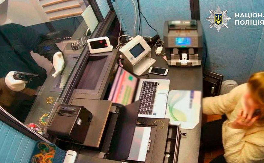 «Бабки давай!»: озброєний пістолетом намагався пограбувати обмінник валют на Подолі (ВІДЕО)