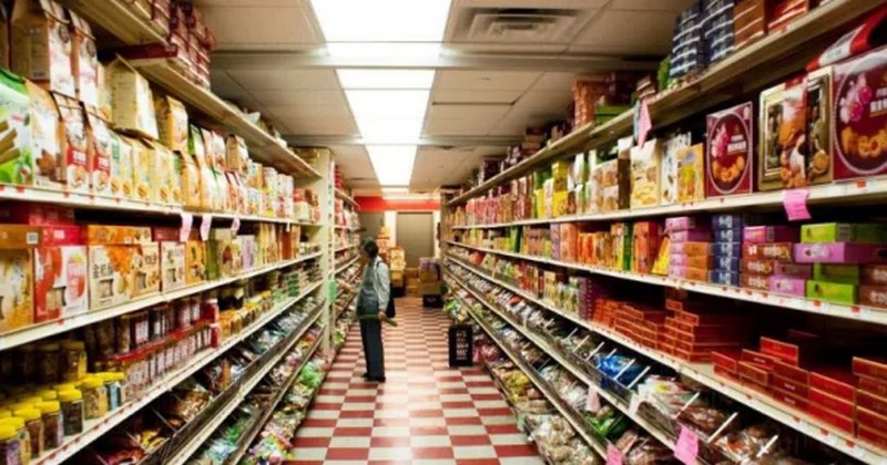 Курила і пила: бабусю закрили в супермаркеті на ніч, але вона не розгубилась