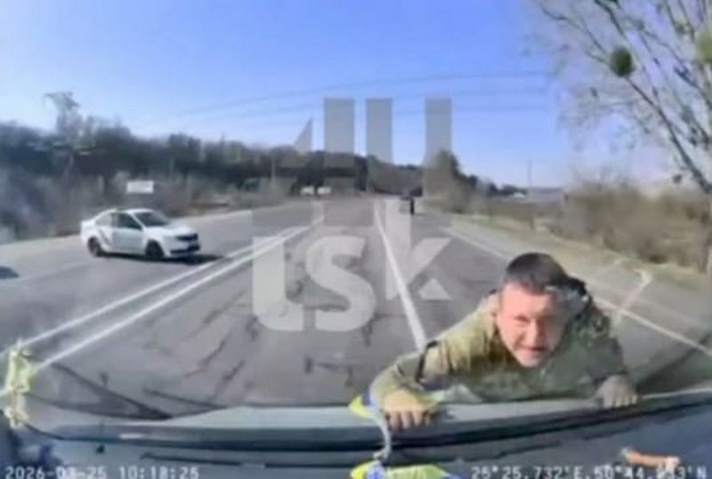 На Волині водій збив працівника ТЦК та протягнув його на капоті (ВІДЕО)
