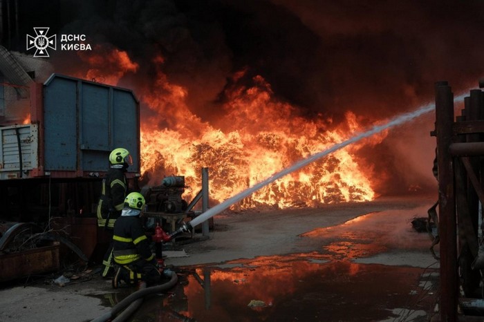 Понад 2 тисячі квадратних метрів: у Києві спалахнула масштабна пожежа (ФОТО)