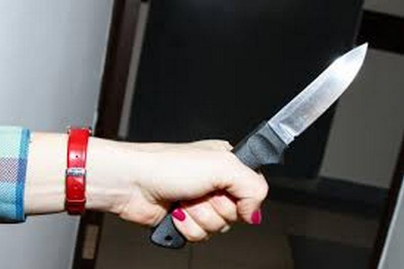 На Обухівщині жінка вдарила подругу ножем після сварки через ревнощі