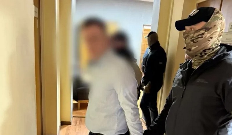 Вимагали гроші у бізнесмена: на Київщині підозрюються двоє працівників прокуратури