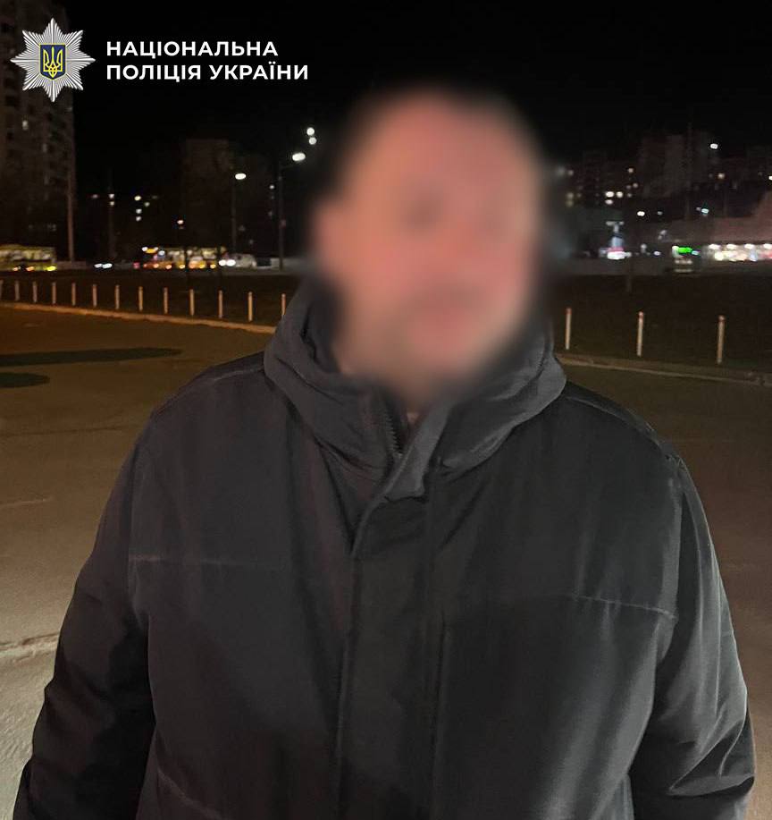 Столичні поліцейські затримали чоловіка, який на дитячому майданчику пограбував юнака