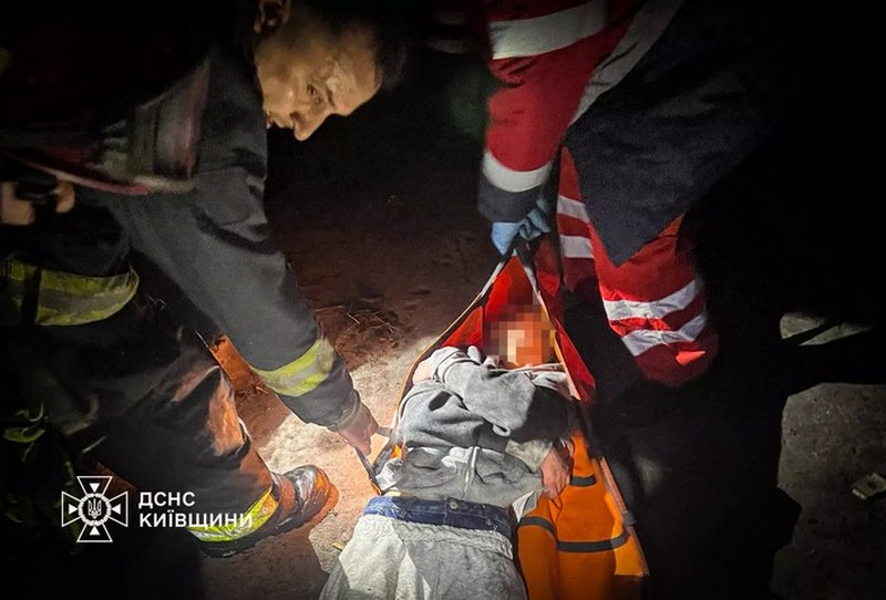На Київщині дівчинка впала у 8-метрову шахту на території закинутої насосної станції