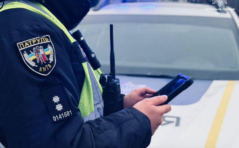 Без прав і з наркотиками: водійка Mercedes не пройшла перевірку патрульних у Дніпровському районі