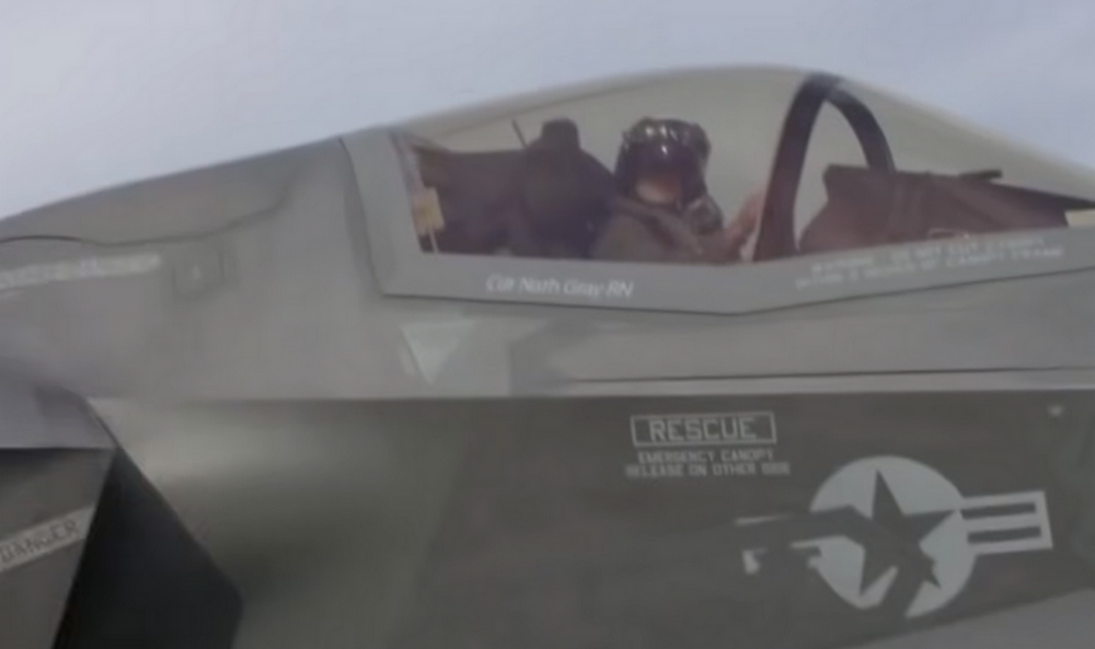 Колишнього пілота ВПС заарештували за навчання китайських військовиків (ВІДЕО)