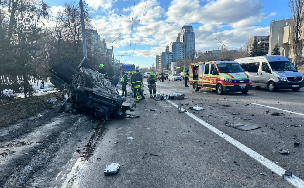 У Києві 21-річний юнак перевернувся на спорткарі: його тіло вирізали з авто (ФОТО)