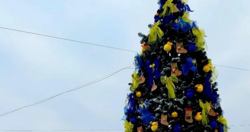 У Ківерцях новорічна ялинка «дочекалася» весни (ВІДЕО)