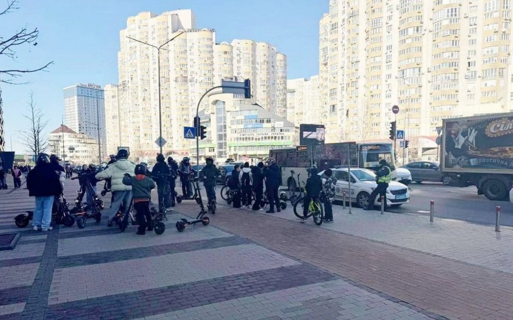 У Києві підліток на електросамокаті збив жінку: постраждалу госпіталізували