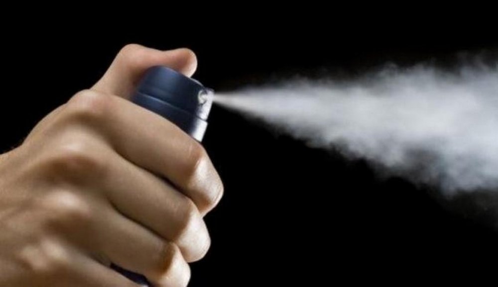 У Києві під час "мобілізації" чоловіка поліцейські запшикали перехожого перцевим балончиком (ВІДЕО)