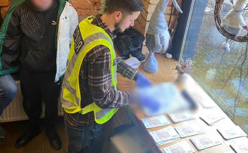 Знайшли пачки доларів: киянин обіцяв військовослужбовцю «списання» зі служби та виїзд за кордон (ФОТО)