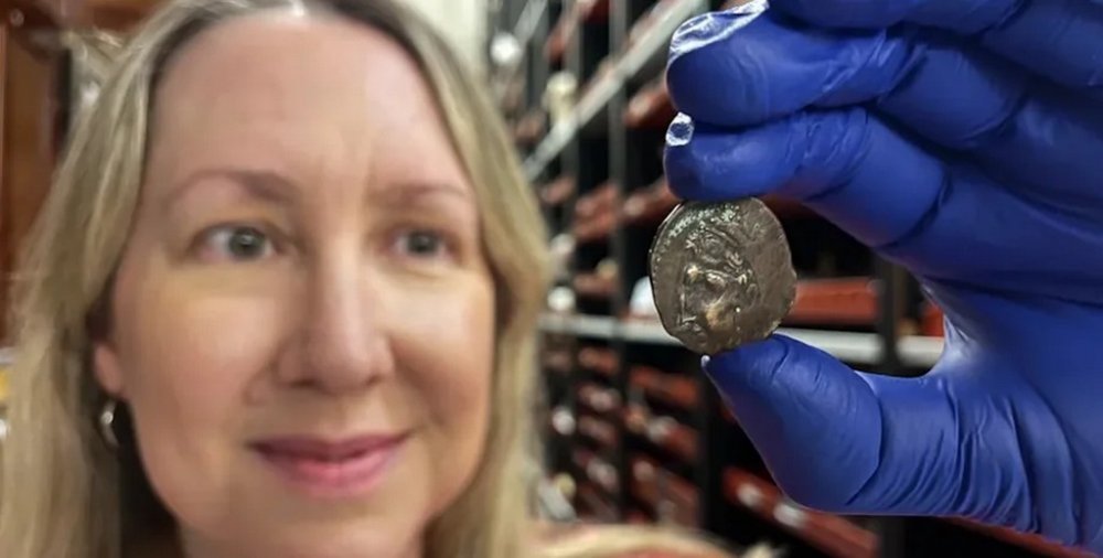 Віком 2000 років: стародавню монету несподівано використали для оплати проїзду в Англії (ФОТО)
