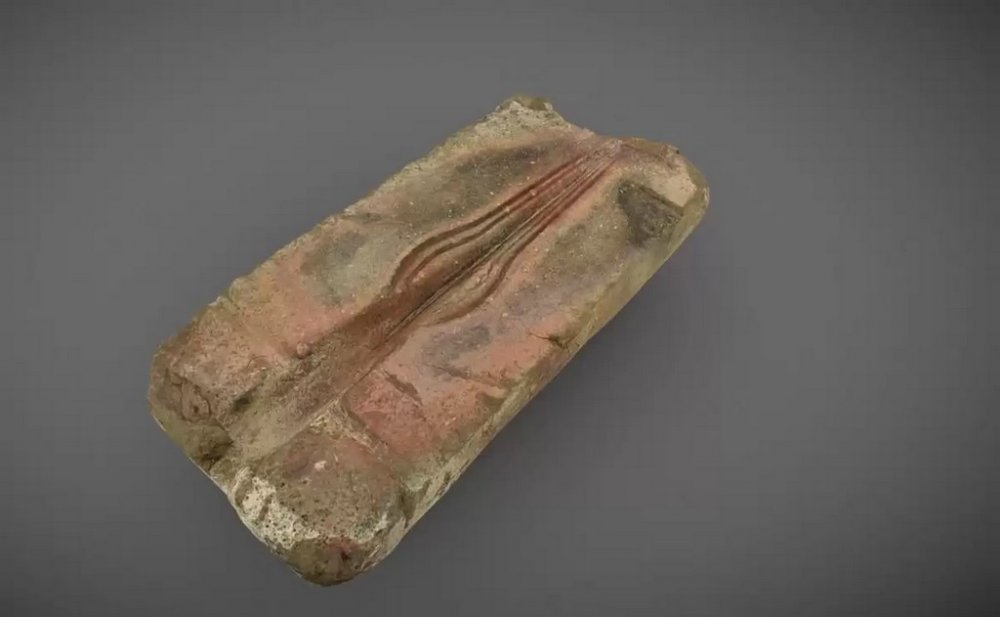 Чоловік роками підпирав сарай каменем, який виявився 3000-річним артефактом