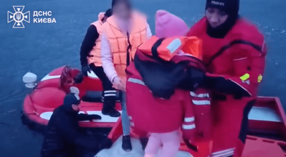 У Києві мама з дитиною опинилися на дрейфуючій крижині (ВІДЕО)