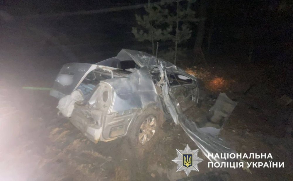 Смертельна ДТП під Києвом: молодий п’яний водій в’їхав у дерево