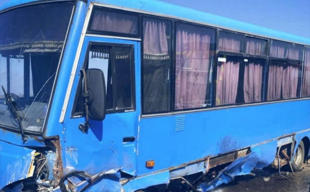 На Київщині у лобовому зіткненні з автобусом загинув водій легковика: ще троє людей травмовані