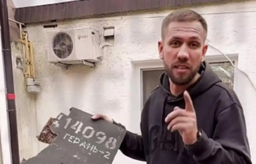 В Одесі чоловік розпалює мангал уламком дрона (ВІДЕО)