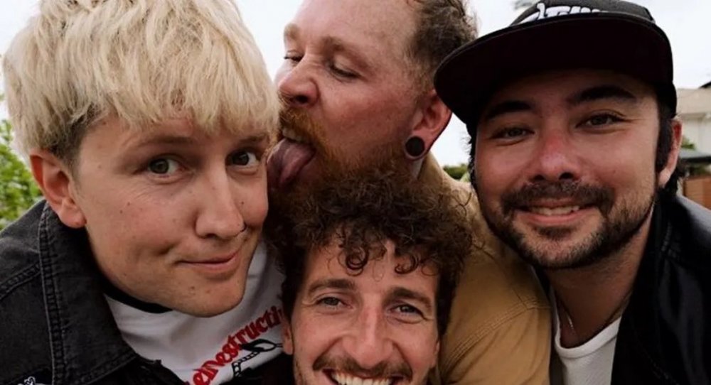 В Австралії барабанщик впав зі сцени у воду з акулами (ВІДЕО)