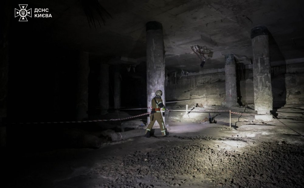 Екстрим із наслідками: у Києві хлопець провалився в зону археологічних розкопок (ФОТО)