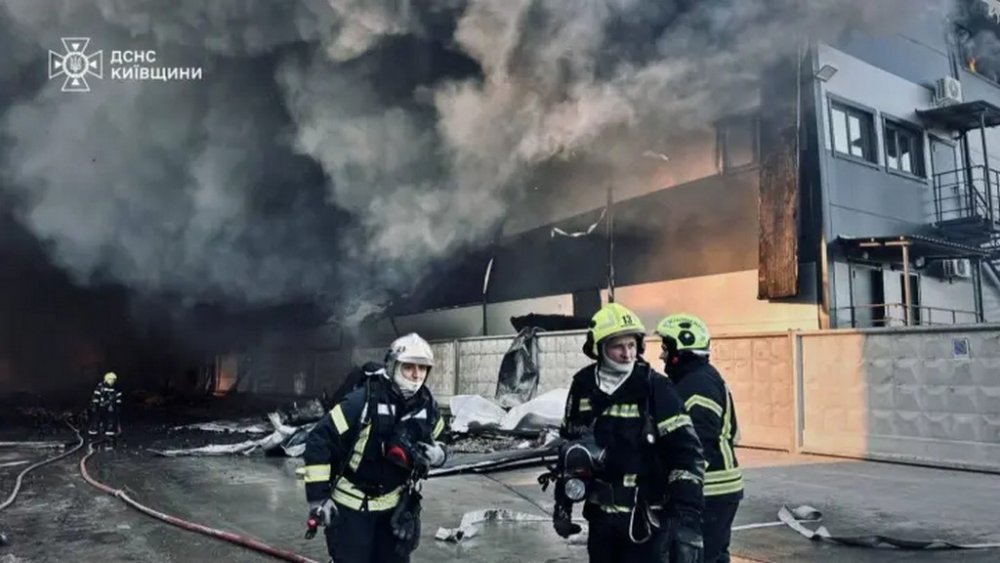 Масштабна пожежа на складі під Києвом охопила 5500 квадратних метрів, задіяні десятки рятувальників (ФОТО)