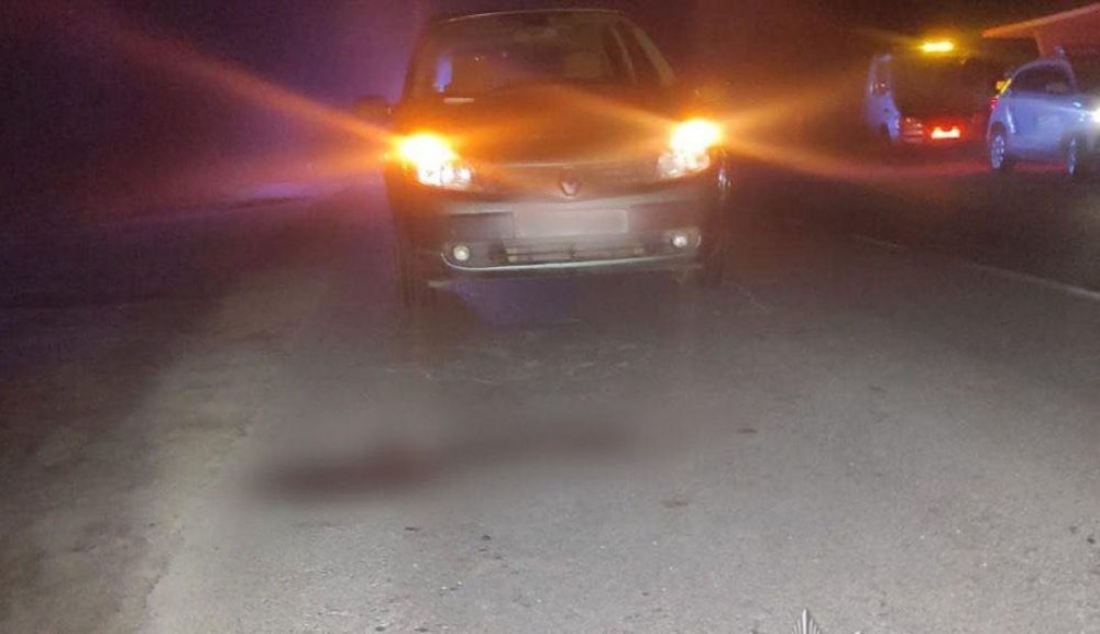 Сидів на дорозі: на Київщині легковик збив чоловіка