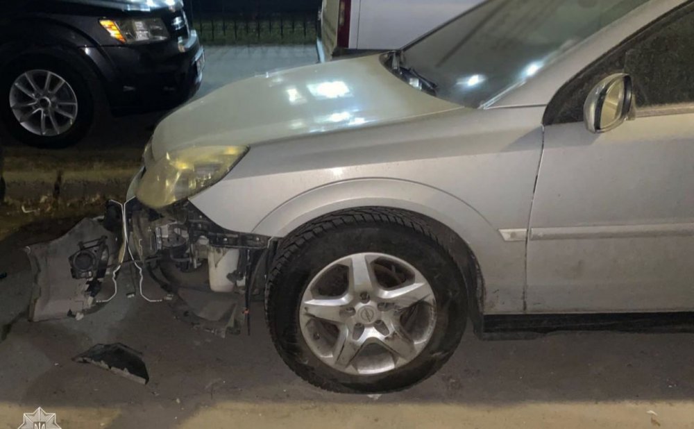 У Голосіївському районі столиці п’яний водій потрощив припарковані автівки (ФОТО)