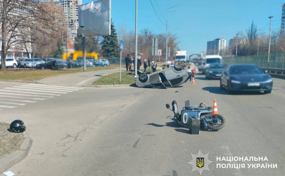 Через п’яного водія на Борщагівці сталась ДТП з переворотом (ФОТО)