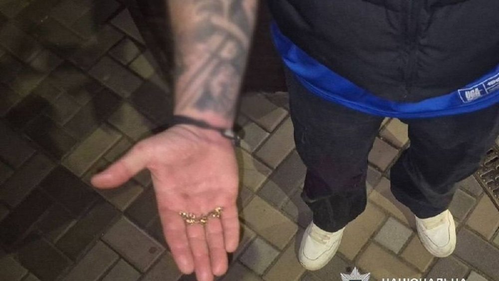 На Печерську іноземець пограбував киянина біля ресторану: тепер може сісти на 10 років