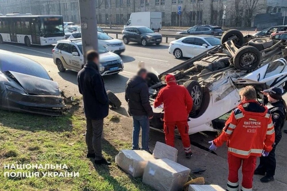 У Києві після зіткнення з Tesla перекинувся мікроавтобус, є постраждалі (ВІДЕО)