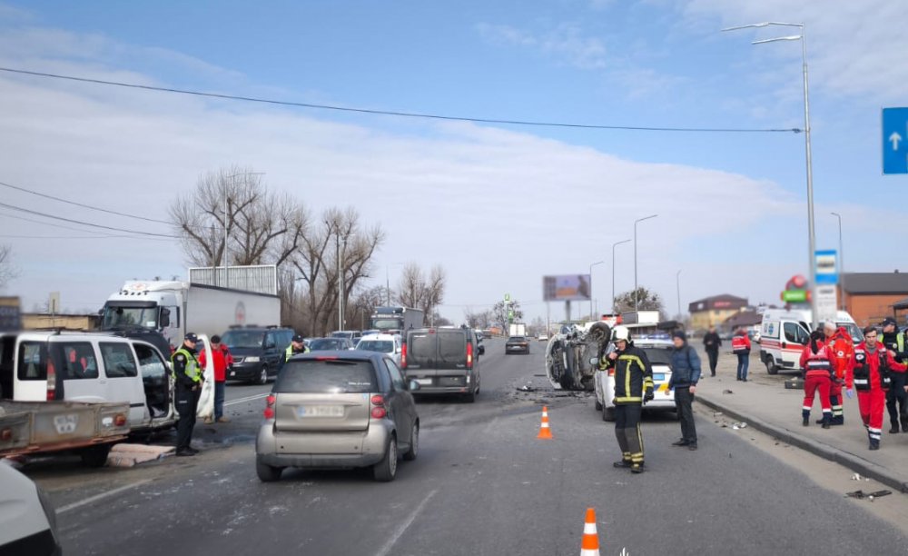 У Києві сталася смертельна ДТП, водія діставали з автівки гідравлічним інструментом (ФОТО)