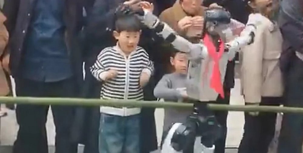 Робот з ШІ вийшов з-під контролю: танцювальне шоу в Китаї закінчилося катастрофою (ВІДЕО)