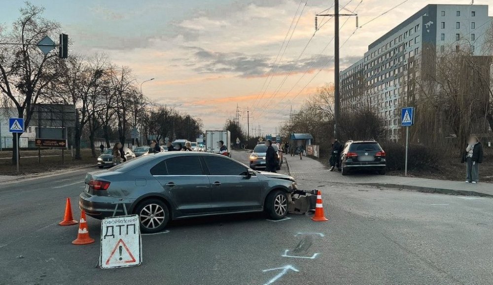 У Вишневому Passat, якого відкинуло на тротуар, збив 64-річну жінку