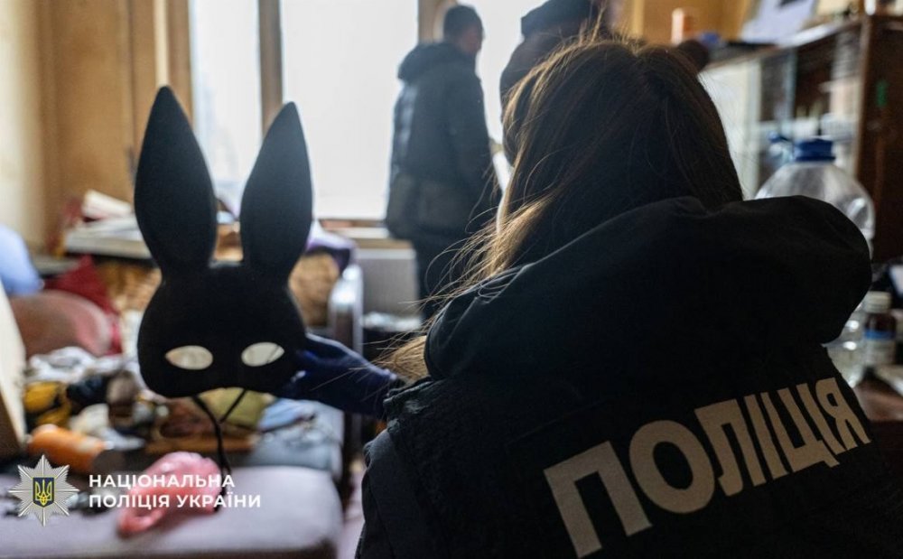 Організували «бізнес» на дитячій порнографії та зґвалтували малолітню: у Києві затримали подружжя (ФОТО)