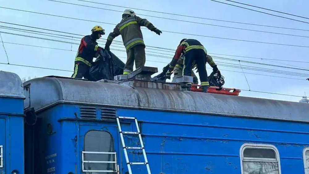 У Києві підлітки залізли на потяг: один загинув, а інші двоє отримали опіки від удару струмом