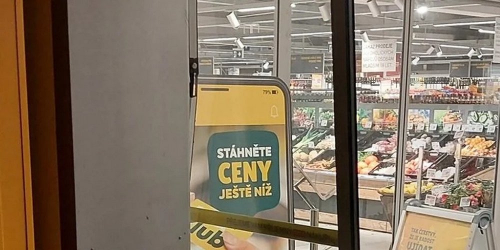 П’яний чоловік вдерся до супермаркету і заснув на пивних ящиках