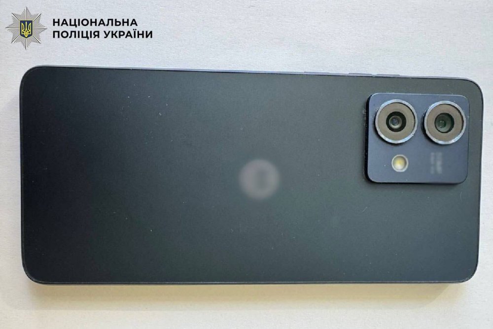 Столичні поліцейські затримали чоловіка, який на дитячому майданчику пограбував юнака