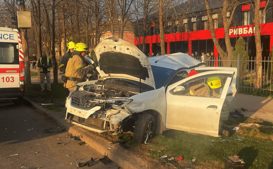Дві людини загинули в ДТП з трьома авто в Кривому Розі (ФОТО)
