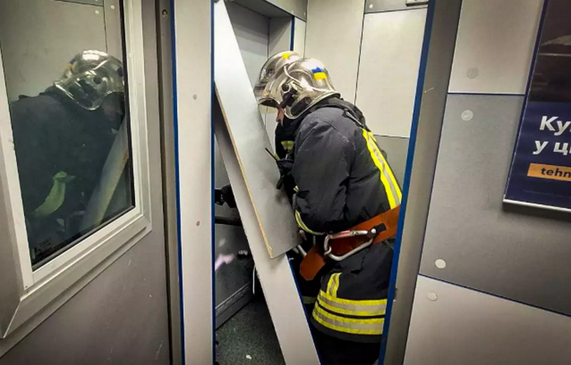 На Київщині рятувальники ножицями відкрили двері ломбарду, щоб врятувати чоловіка (ФОТО)