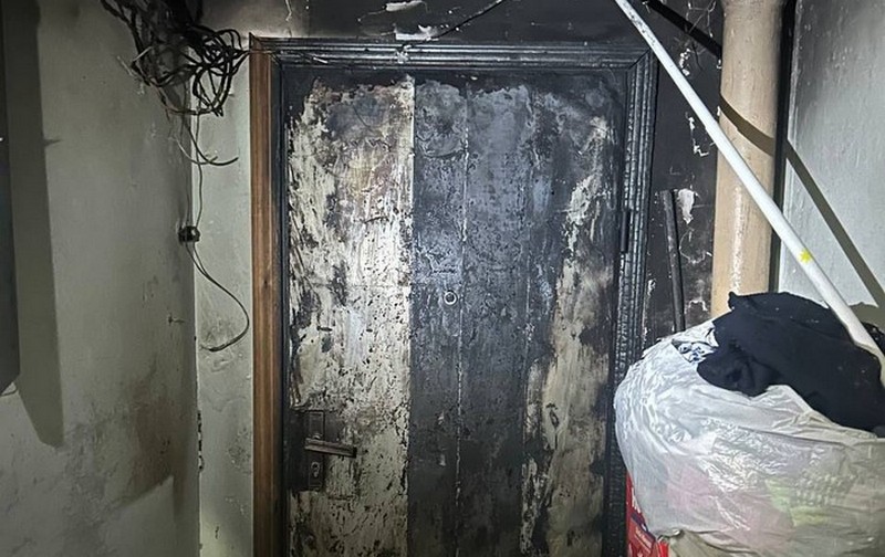 У Києві затримали жінку, яка через ревнощі підпалила двері чоловіку та суперниці