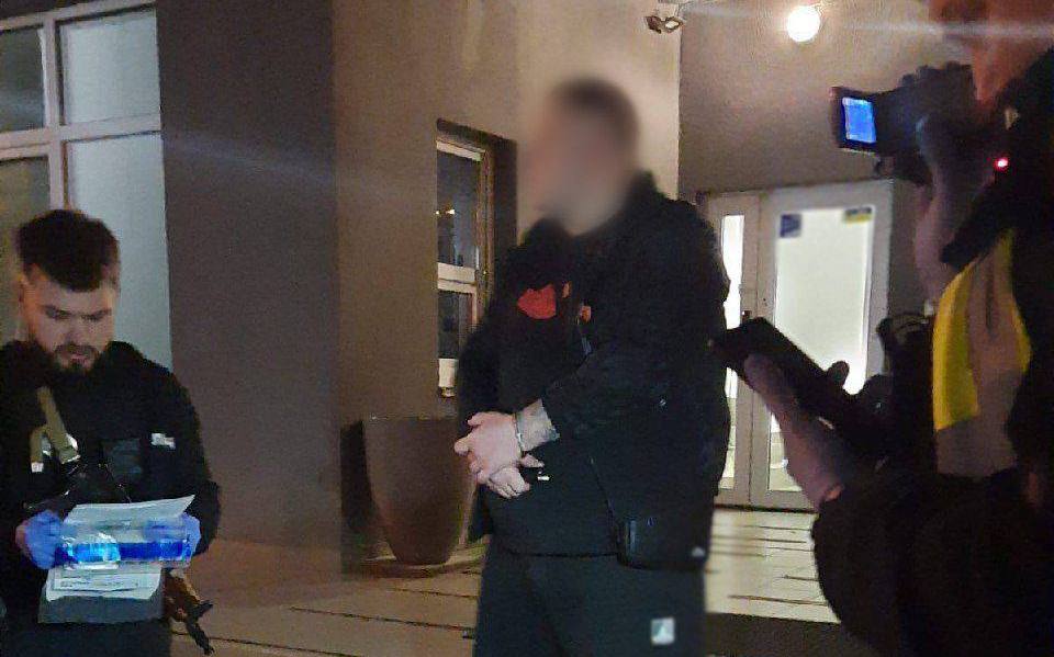 Поліцейські затримали чоловіка, який влаштував стрілянину в Дарницькому районі столиці (ФОТО)