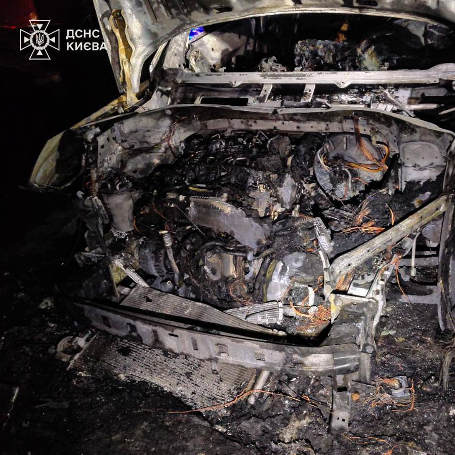 Нічна пожежа в Києві: Skoda вигоріла вщент, сусідні авто пошкоджені (ФОТО)