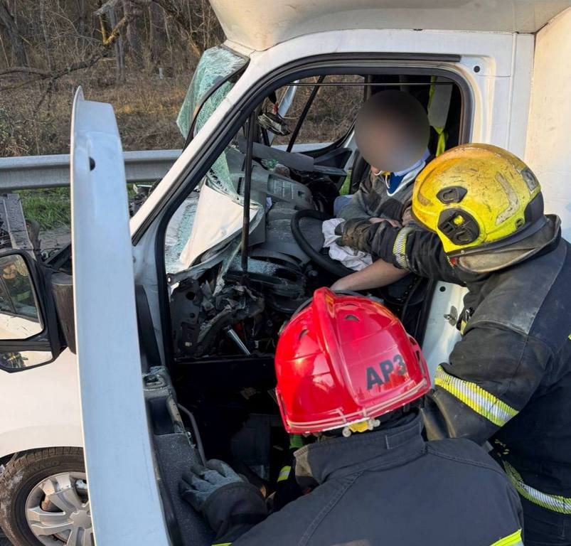 ДТП у Святошинському районі: рятувальники деблокували водія Renault (ФОТО)