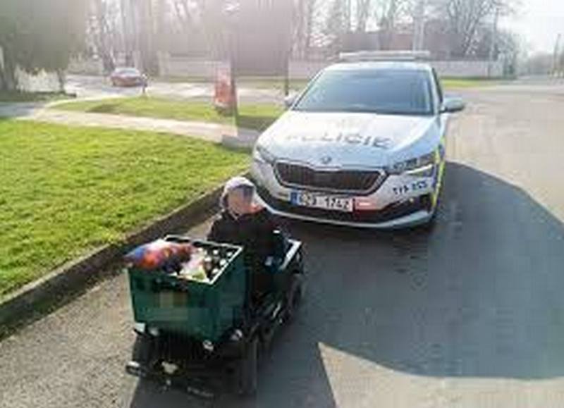 У Чехії хлопчик за кермом дитячого джипа транспортував ящик з пивом