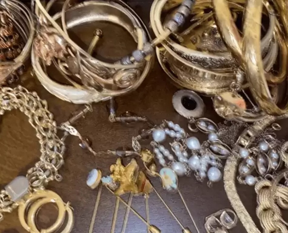 Купівля пакету у секонді принесла жінці майже 400 тисяч гривень: що було всередені