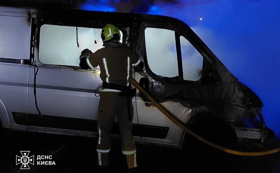 У Голосіївському районі загорівся мікроавтобус (ФОТО)