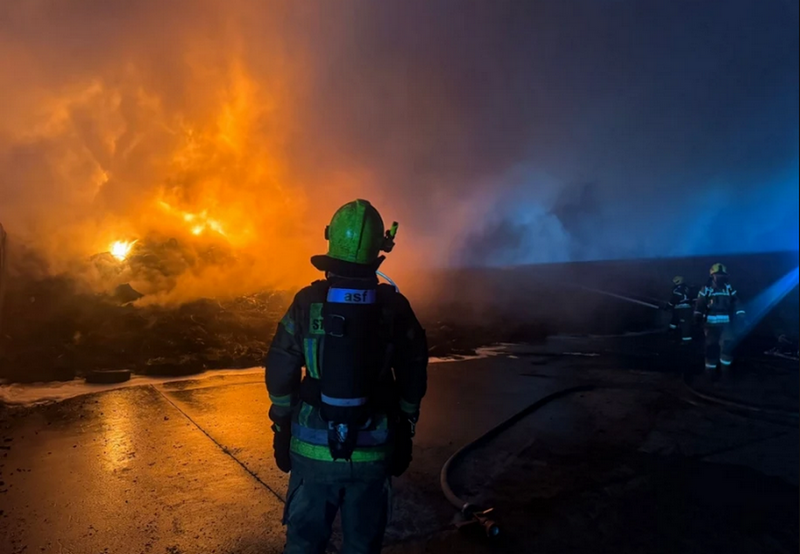 У Польщі другий день гасять велику пожежу на підприємстві з утилізації шин (ФОТО)