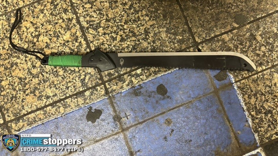 У Нью-Йоркському метро чоловік з мачете порізав трьох людейта та був застрелений поліцією (ФОТО)