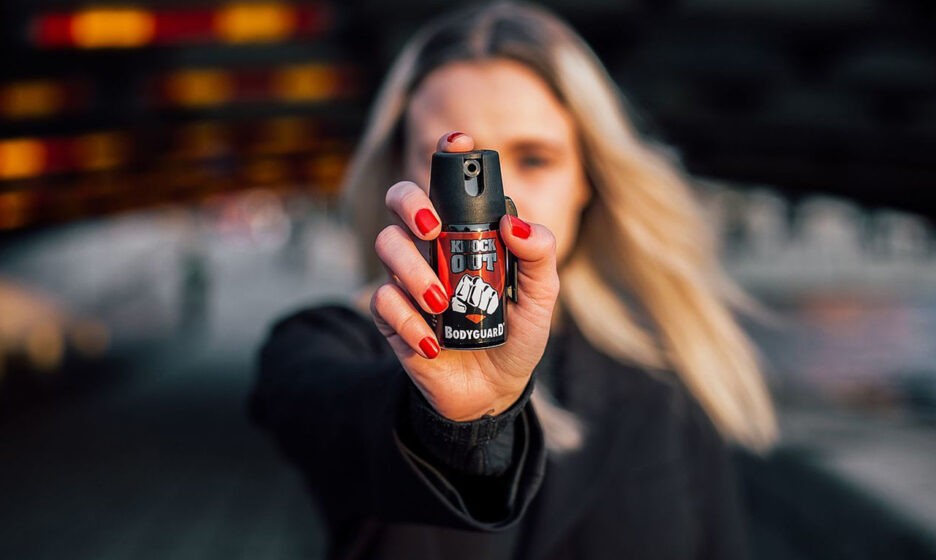 Не поступилася місцем: у Києві жінка забризкала дівчину «перцівкою» в метро